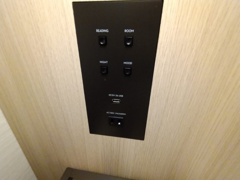 ベッドサイドのコンセント