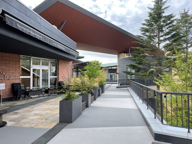 フロント前廊下から客室方面