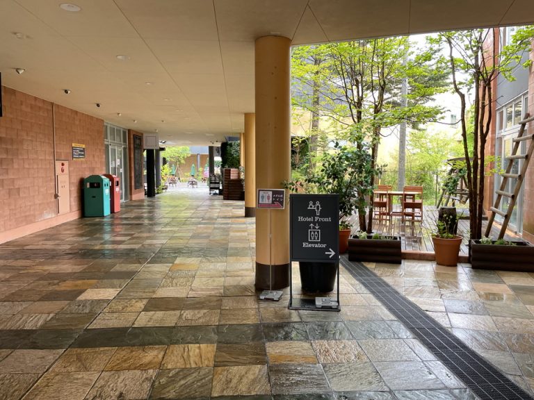 一階商業施設のホテルへの案内