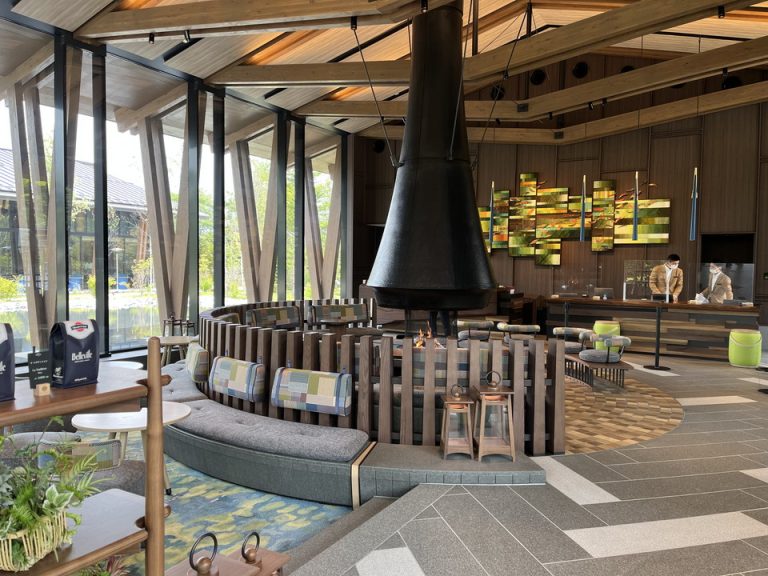 フロント棟中央には巨大な暖炉