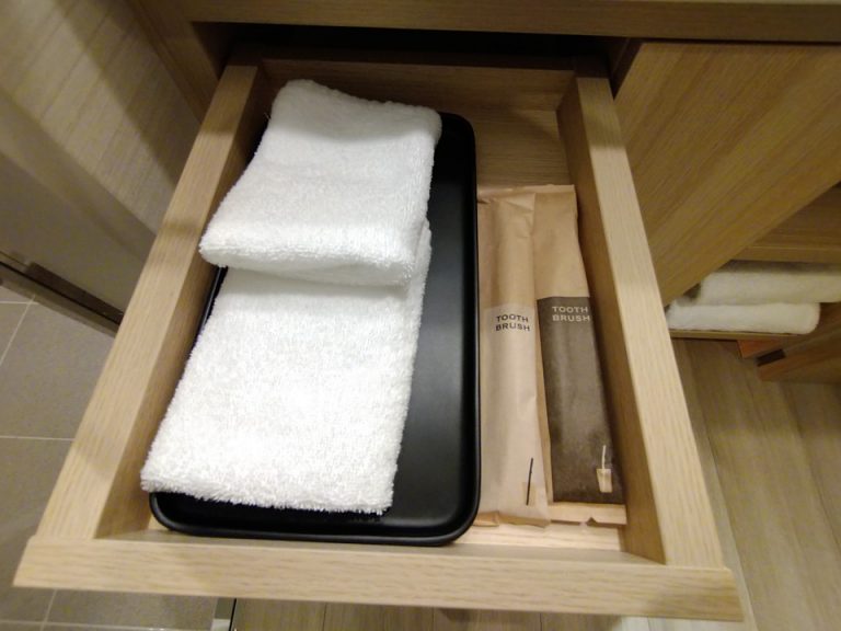 洗面台下のアメニティ
