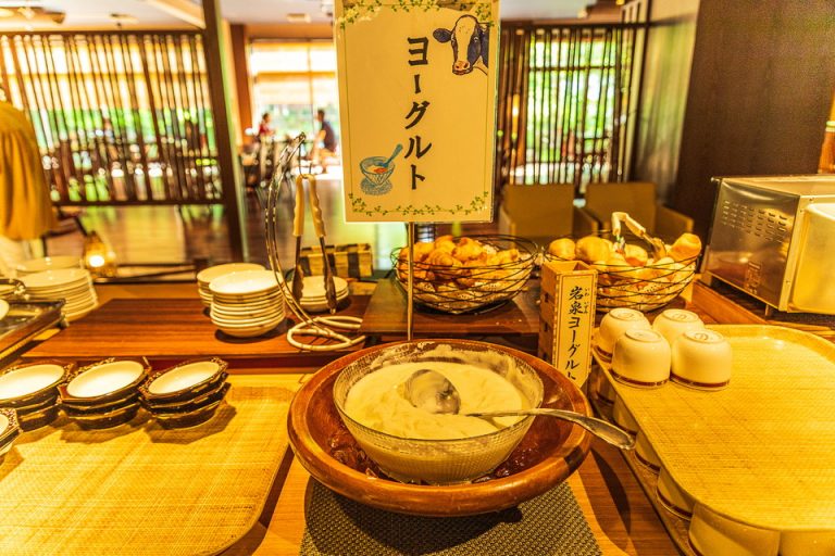 地元産の不思議な食感のヨーグルト