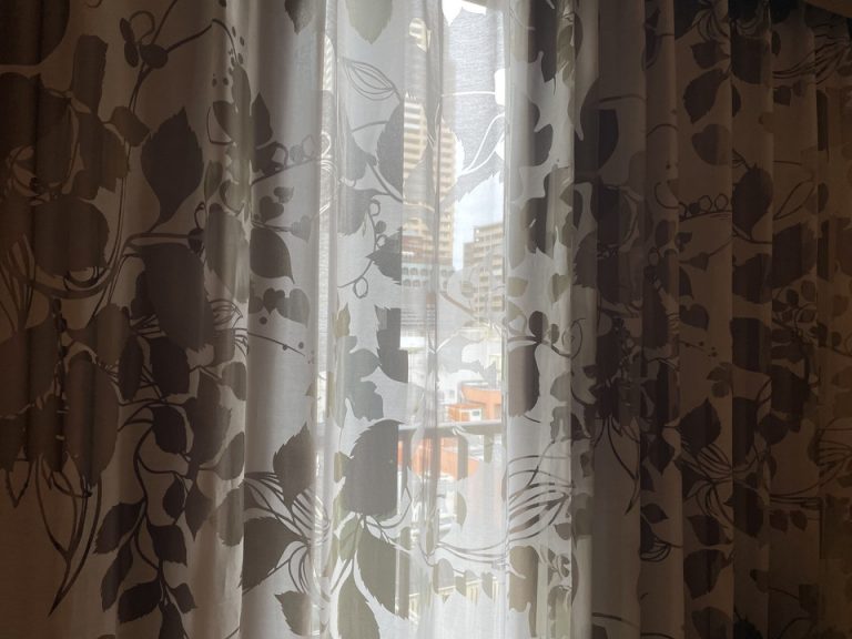 客室窓(カーテン閉めた状態)