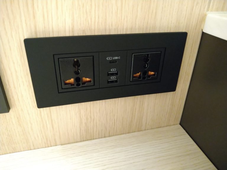 TV下カウンターのコンセント