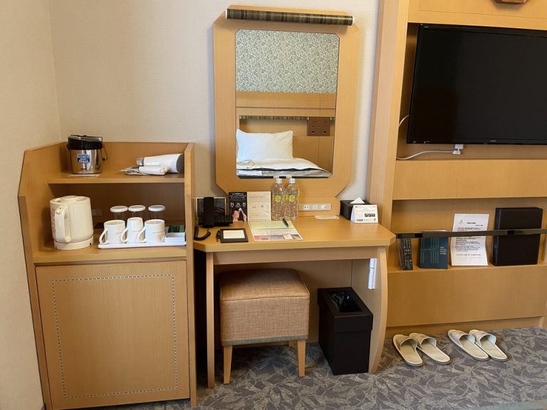 デスクとミニバー・カフェ