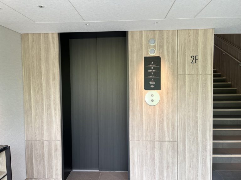 エレベーター正面