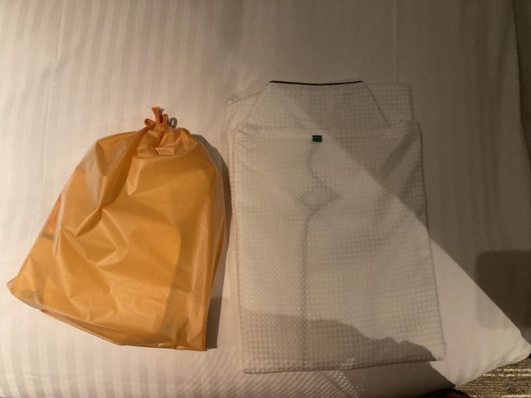 パジャマと子供用小物がベッドに置いてありました