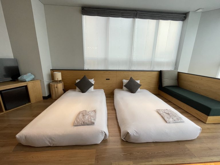 ベッド右側にソファのようなものもあり