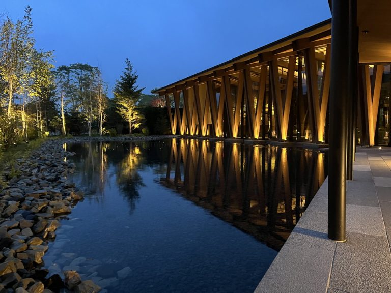 夜のライトアップされた中庭の池