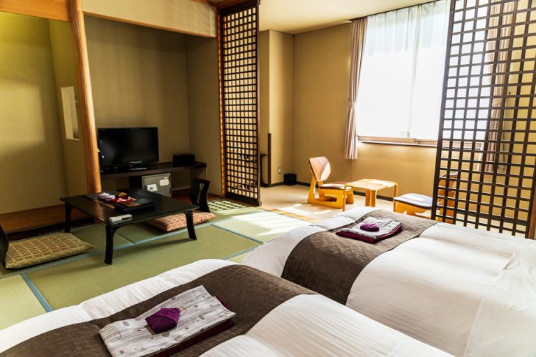 ベッドからTV。ちょうど寝たままテレビを見られる配置です