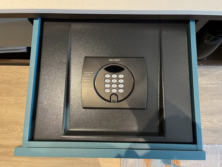 セーフティボックスは引き出しの中