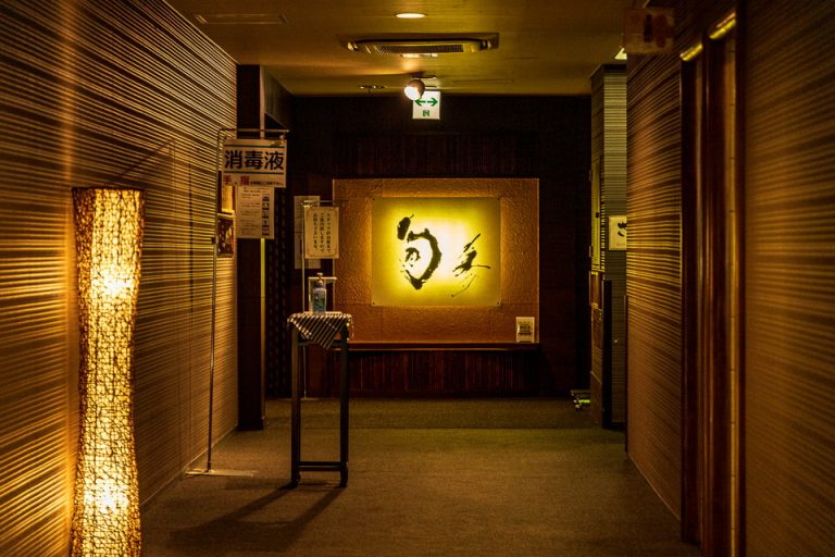 レストラン入口。消毒はしっかりと。