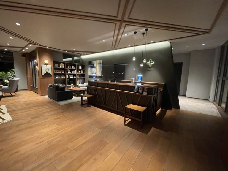 入り口から見たフロント