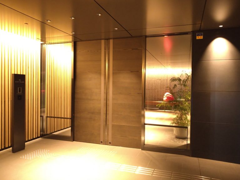 エントランス外観(2)