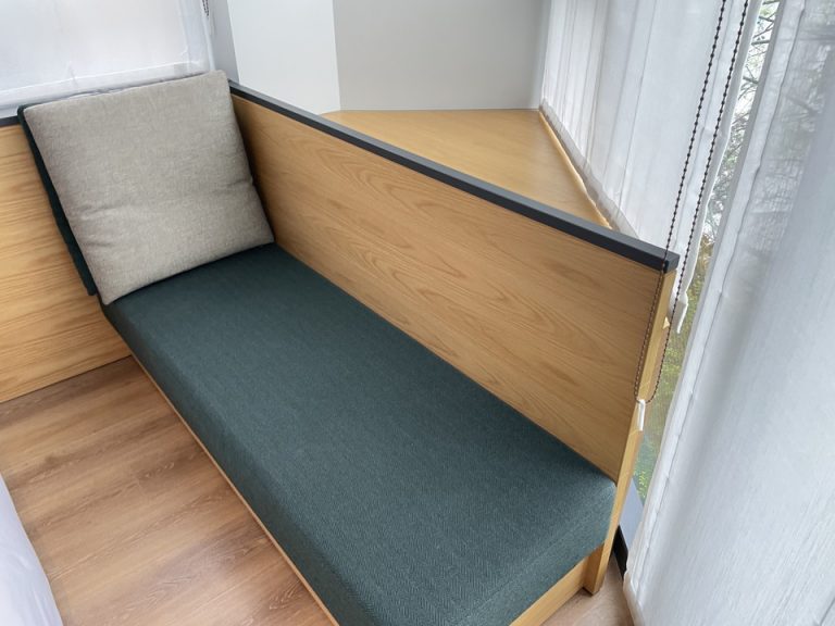 ソファの奥にも荷物を置けるようになっている