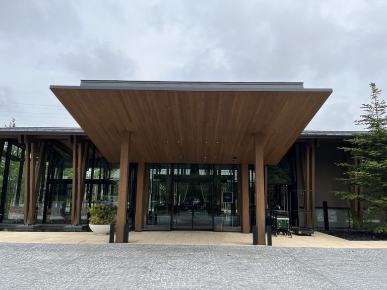 大きい屋根のエントランス