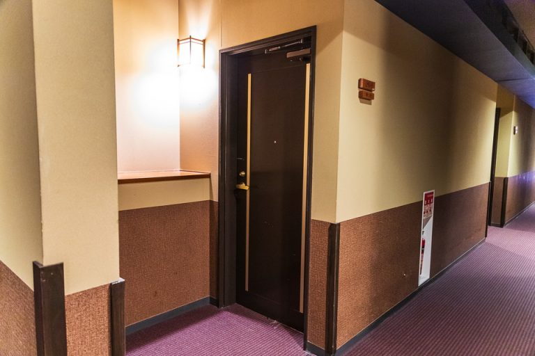 客室入口。廊下側からアルコーブのお部屋でした。