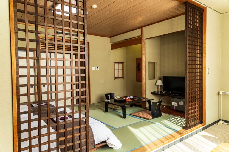 客室から入口方向。和モダン・ベッドのお部屋