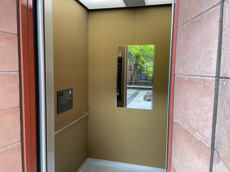 フロント前エレベーター