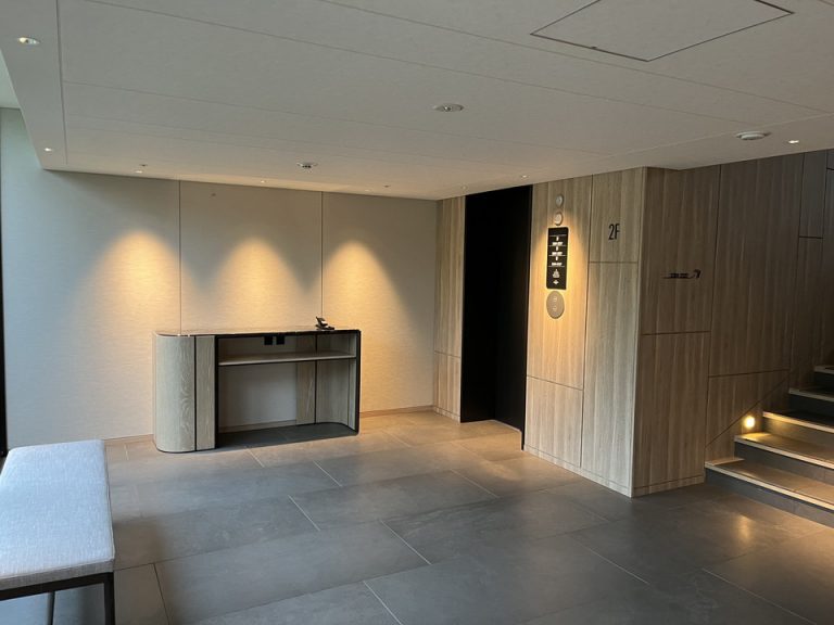 エレベーターはフロントになく各棟ごと