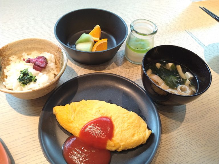 和食、デザート、エッグステーションのオムレツ