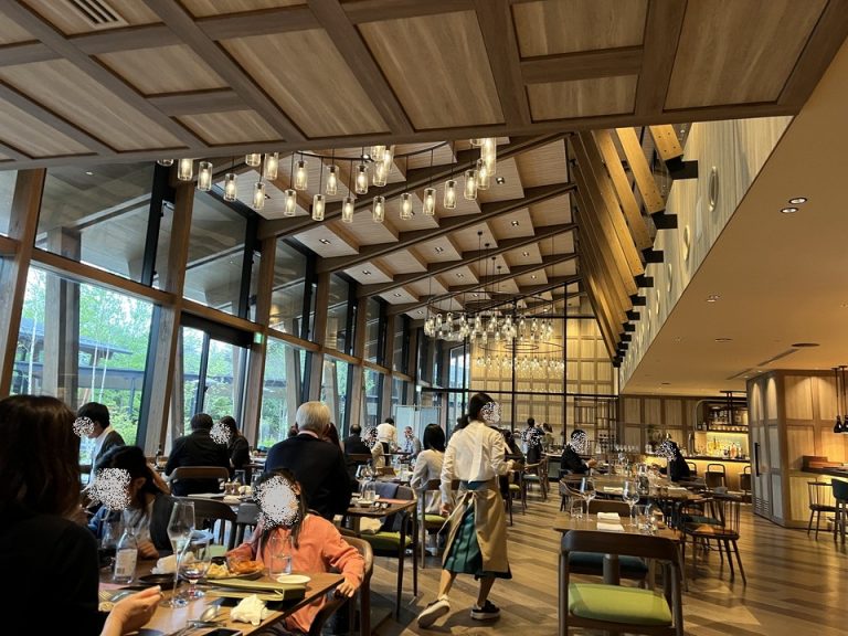 高い天井に大きなシャンデリアが幻想的