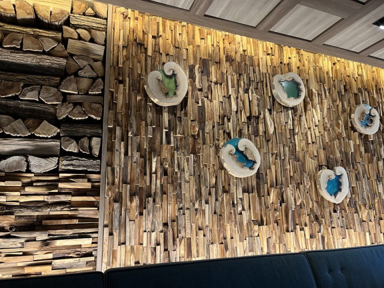 薪を使ってつくられた壁アート