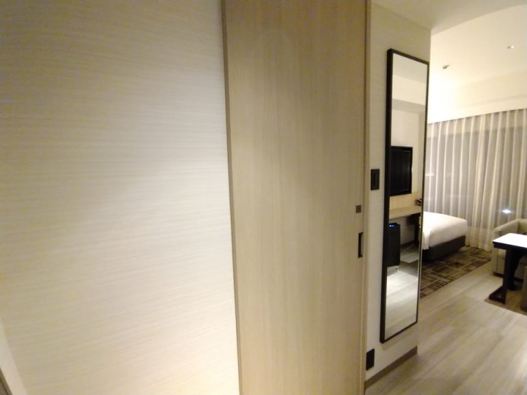 バスルーム入口ドアと全身ミラー