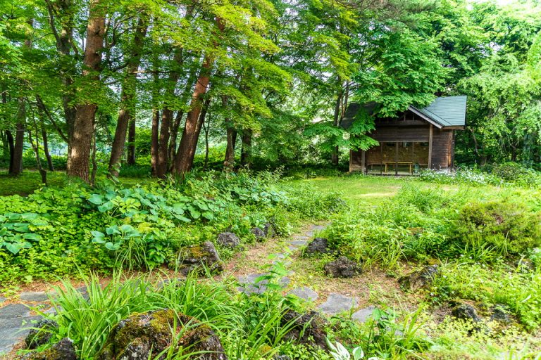 お庭には東屋もありました
