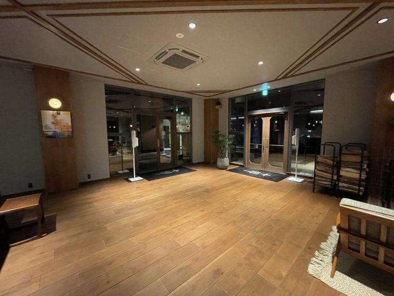 フロントから見た出入り口