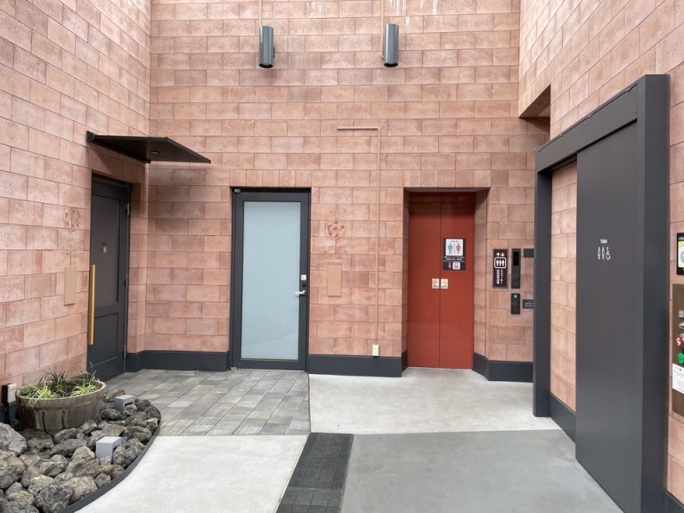 フロント前エレベーター、トイレ(コイン式)