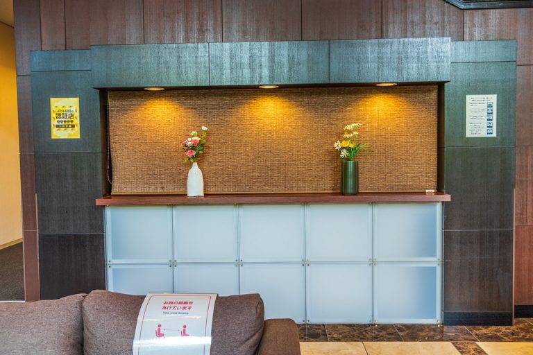 感染症のせいでしょうか。バーエリアにはロールスクリーンがおりていました。