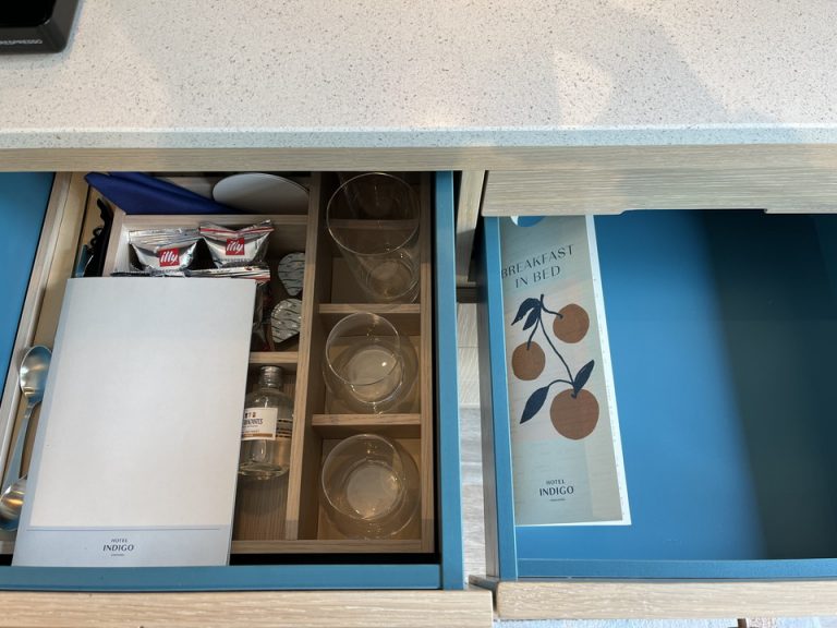 ミニバーの引き出しには空いたスペースもあり