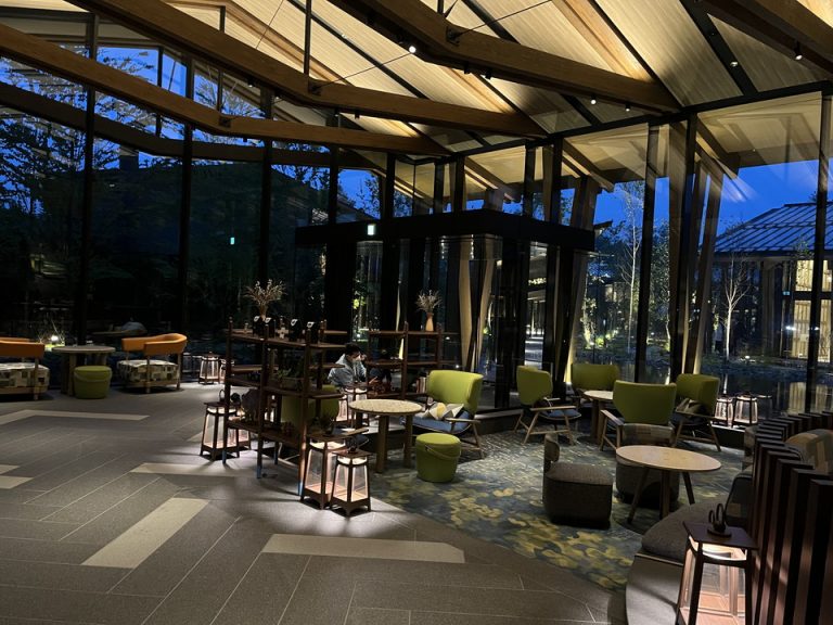 夜のフロントいい雰囲気