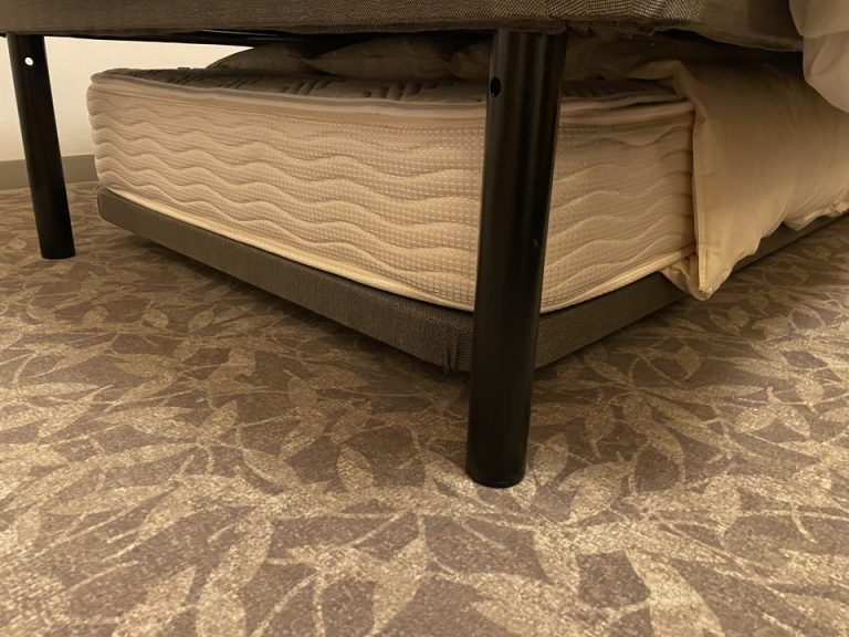 ベッド下(片方にエキストラベッドが収納されている)