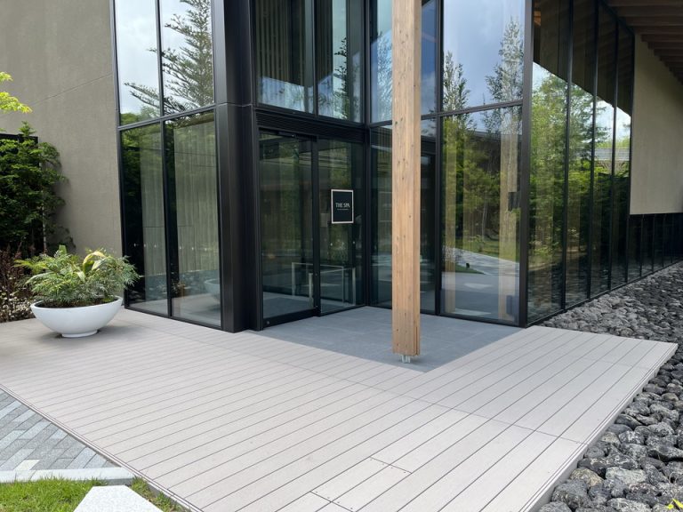 開放感のある大浴場エントランス