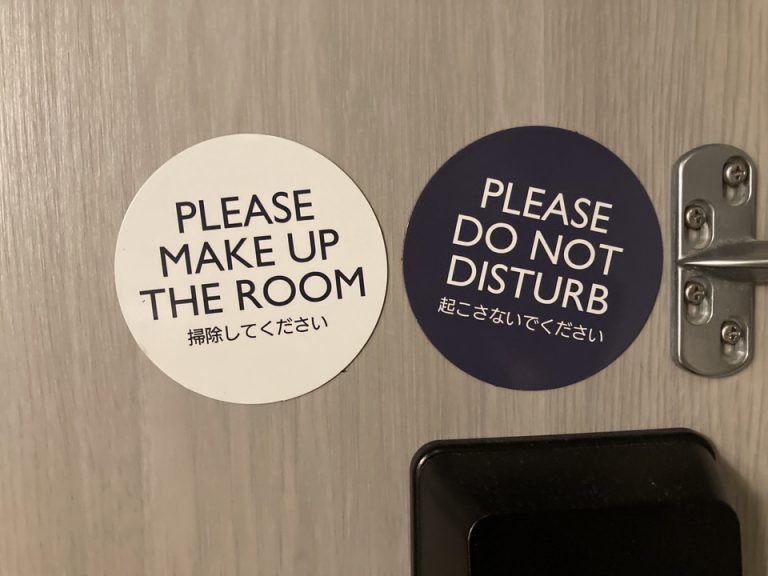 ドアの外に貼ります