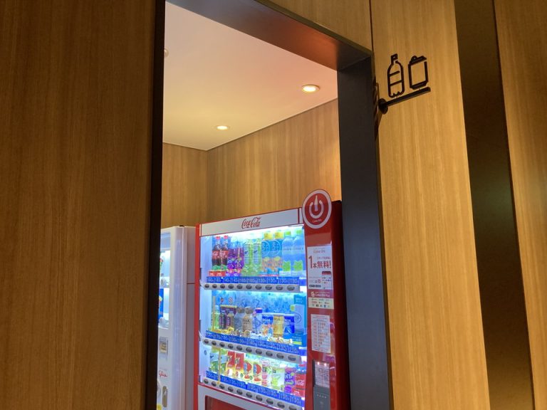 各階に自動販売機コーナーがあります