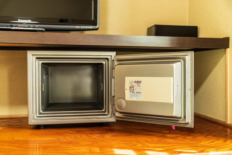 セーフティーボックス。財布以外も入れられそう。