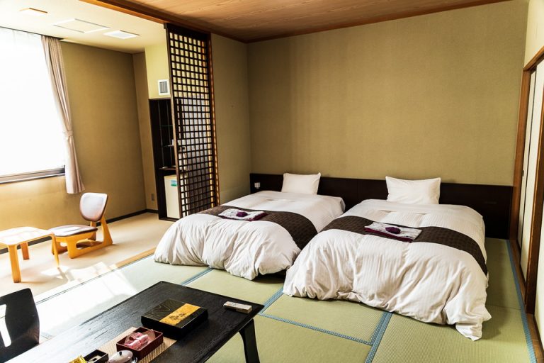 ベッド前景です。セミダブルサイズでしょうか。大きいです。