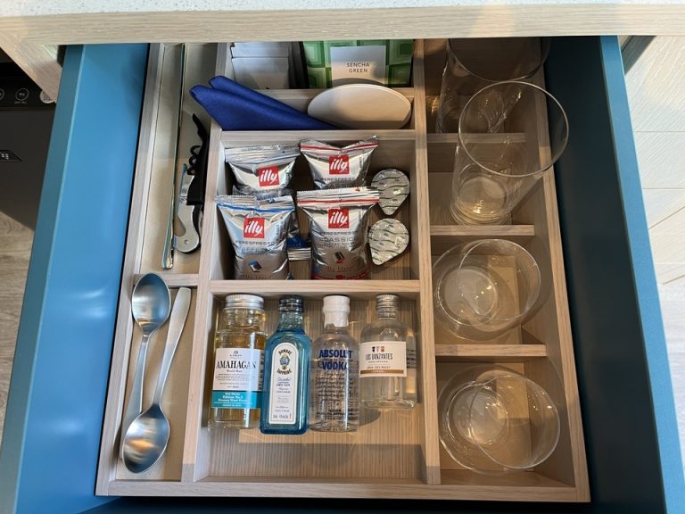 綺麗に整列されたミニバーの飲み物とグラス類