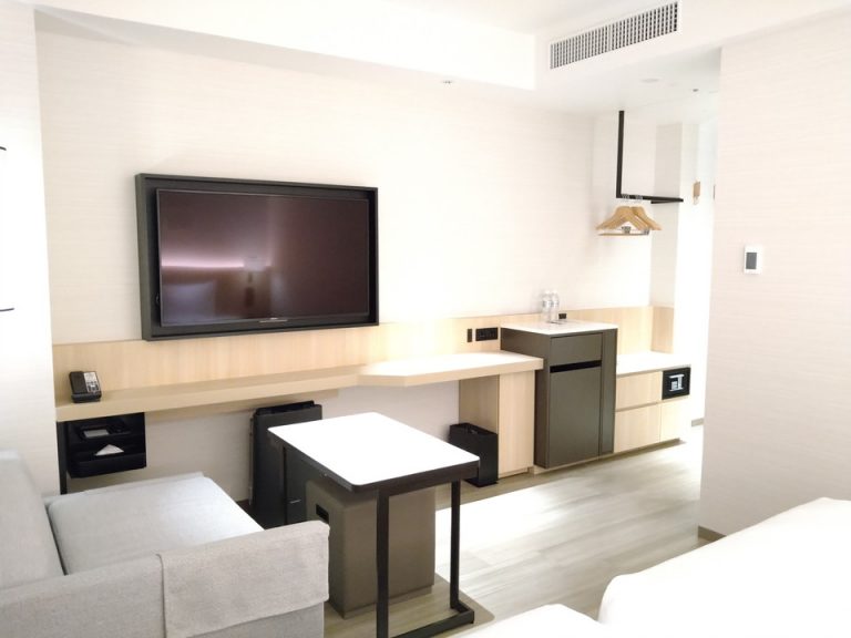 ベッド方向からTV