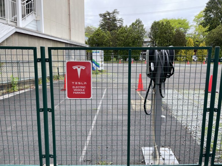 テスラの充電器あり