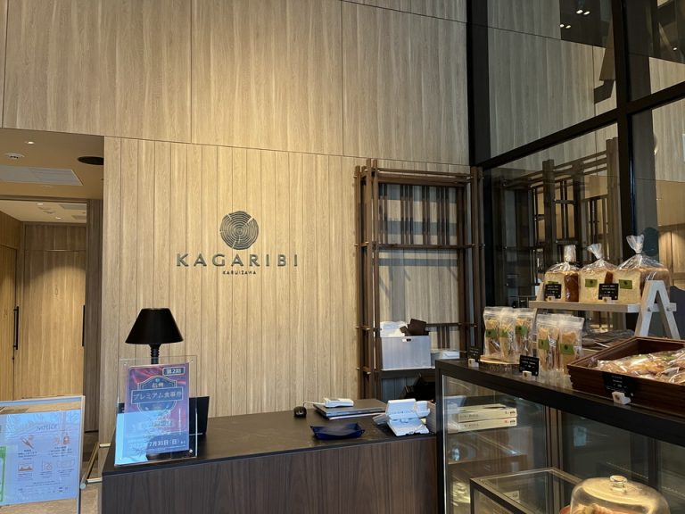 レストランのエントランスにはケーキやパンの販売も