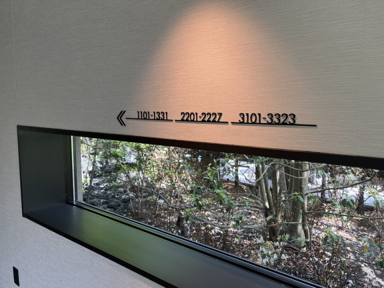 棟のエントランスにある部屋案内