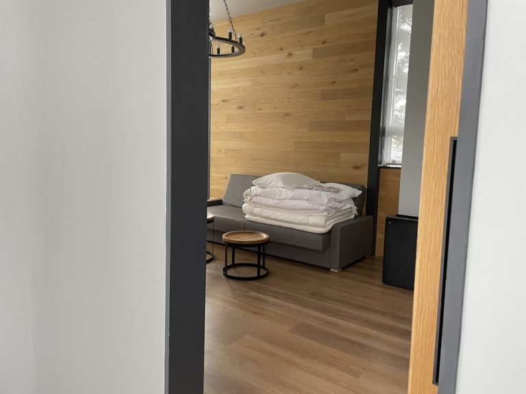 玄関から見た部屋