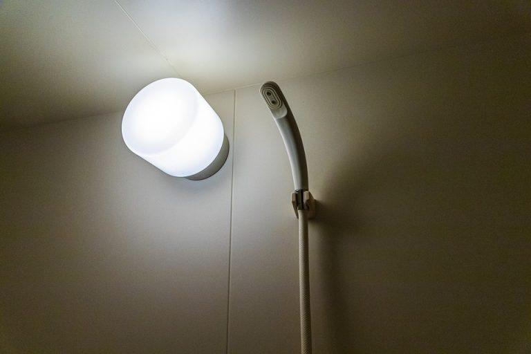 シャワーは小さいヘッドで水圧確保