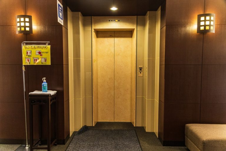 フロント階エレベーターホール。高級な雰囲気。