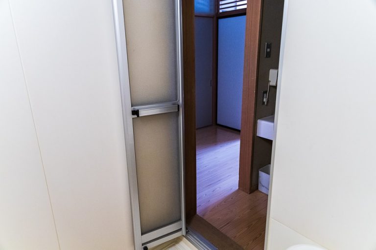 バスルームの外は洗面所前のアルコーブ。客室入口から直接見えない設計がよかったです