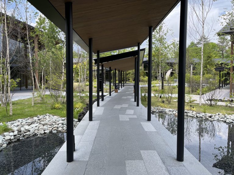 ホテル全体をつなぐ中庭の道